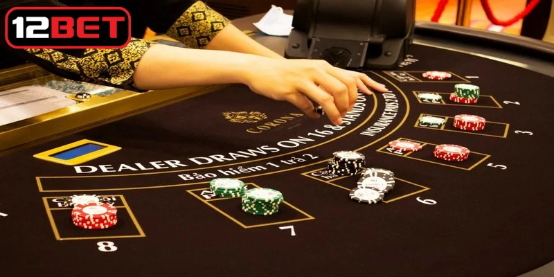 Trong quá trình chơi, người chơi có thể rút thêm bài hoặc dừng lại 